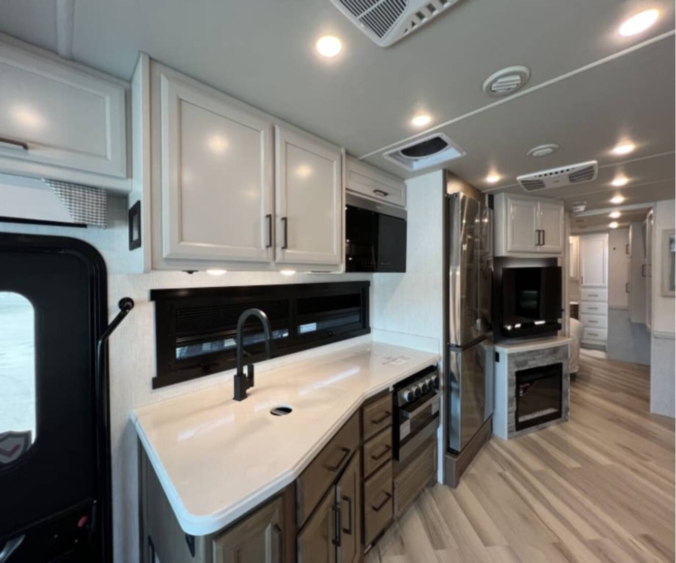 A photo of this 2027 Fleetwood BOUNDER 35K