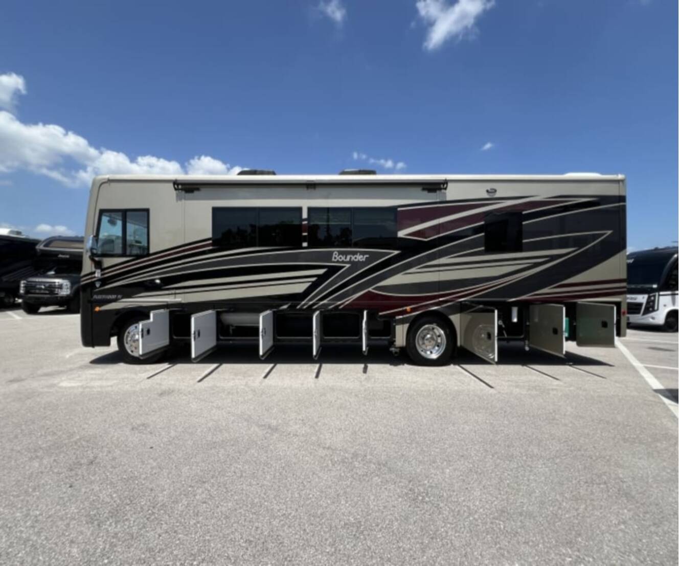 A photo of this 2027 Fleetwood BOUNDER 35K