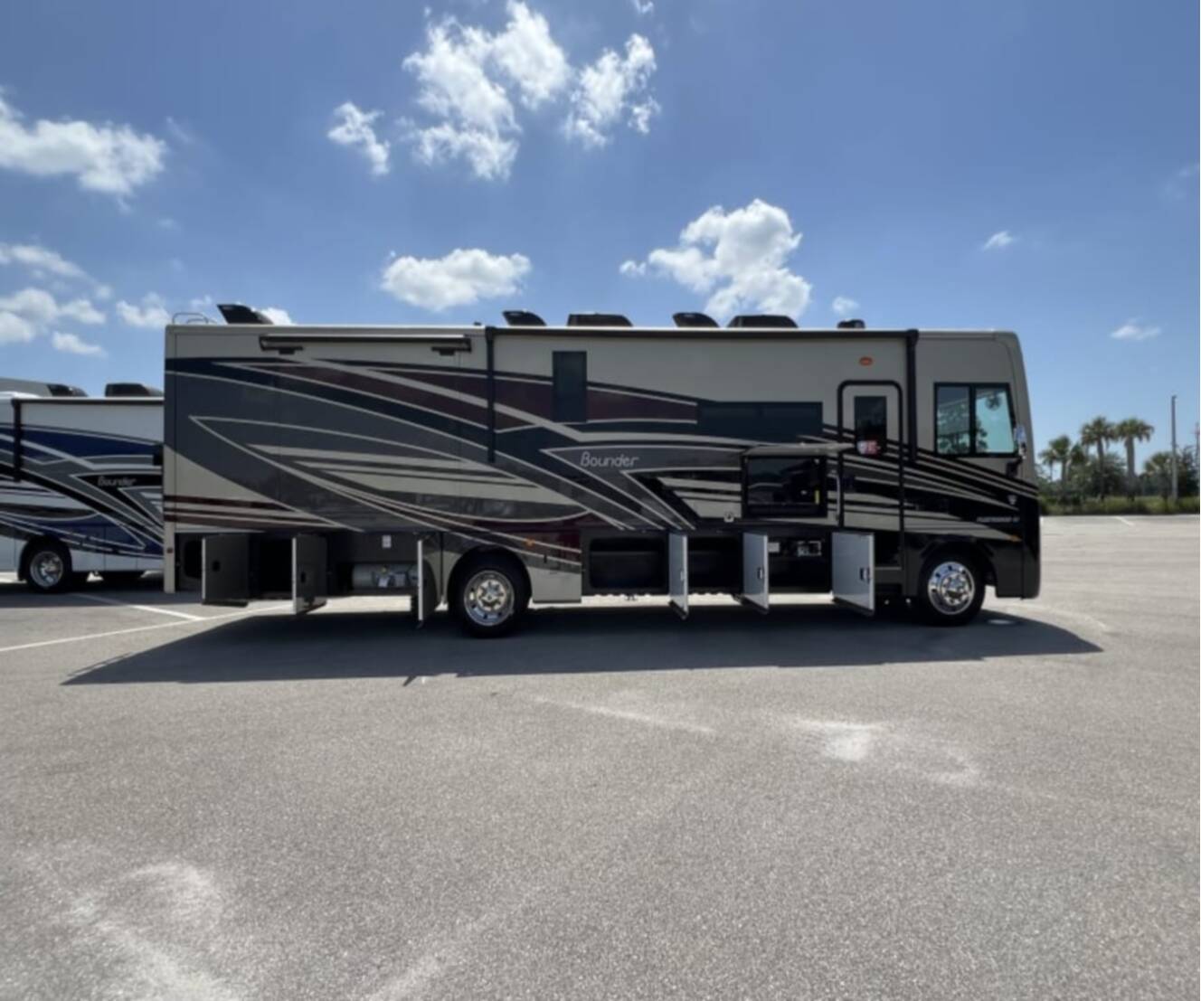 A photo of this 2027 Fleetwood BOUNDER 35K