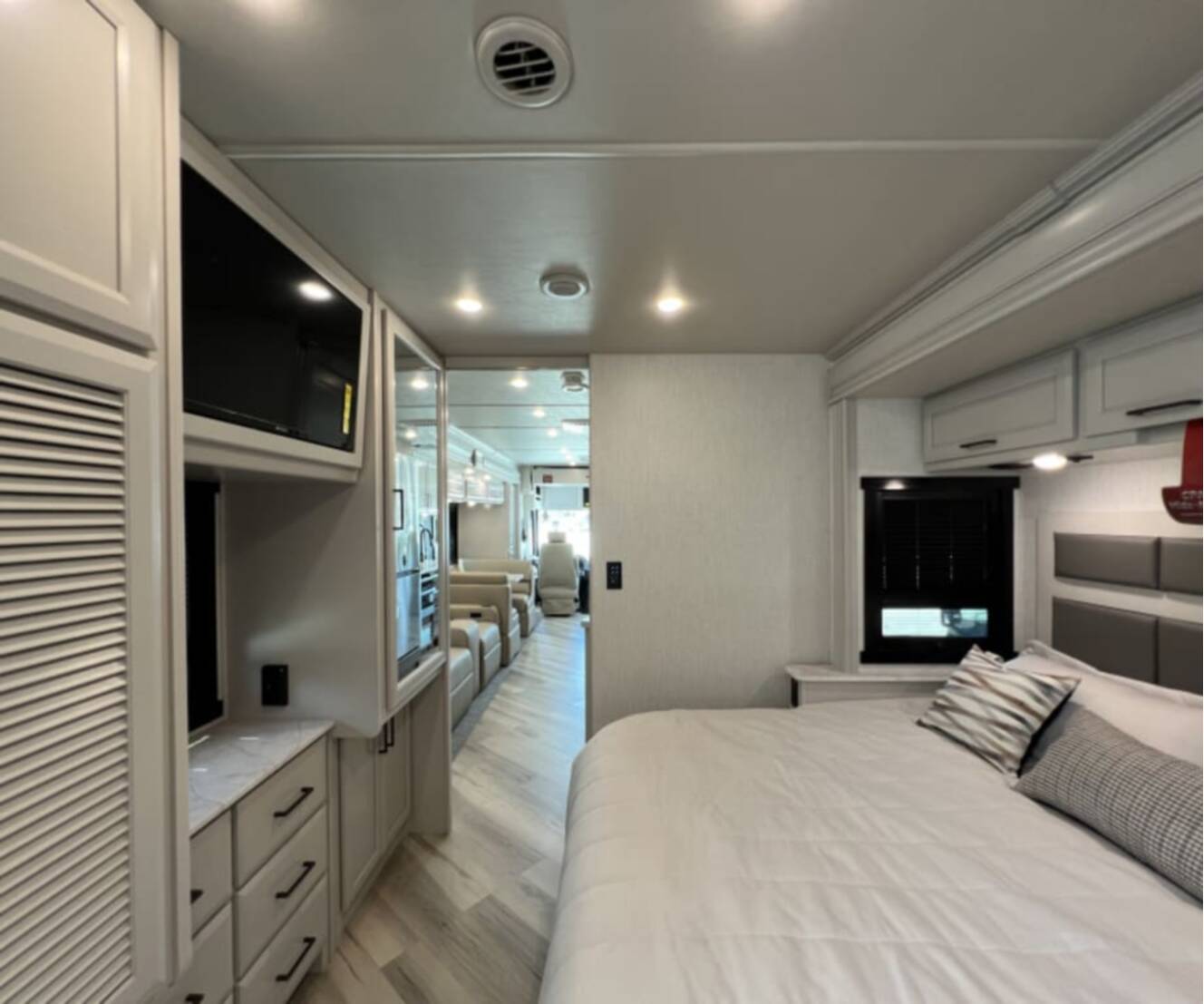 A photo of this 2027 Fleetwood BOUNDER 35K