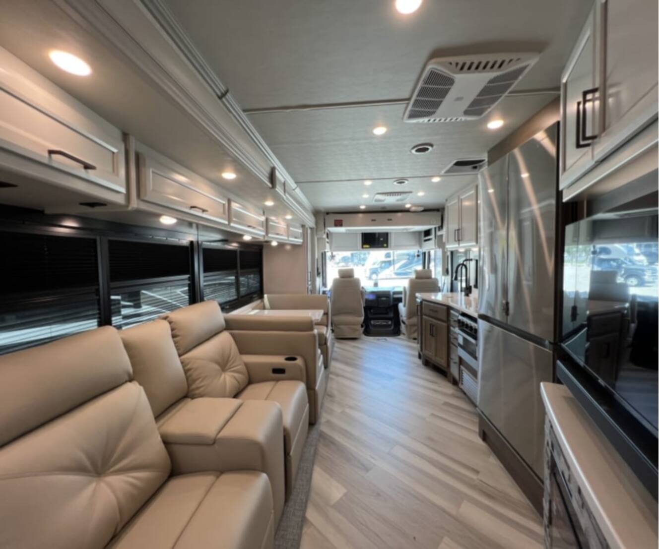A photo of this 2027 Fleetwood BOUNDER 35K