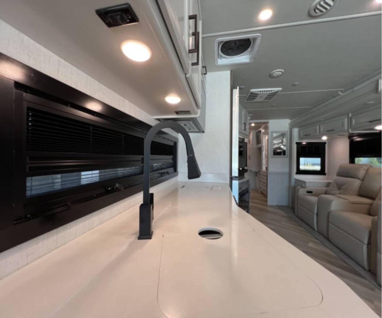 A photo of this 2027 Fleetwood BOUNDER 35K