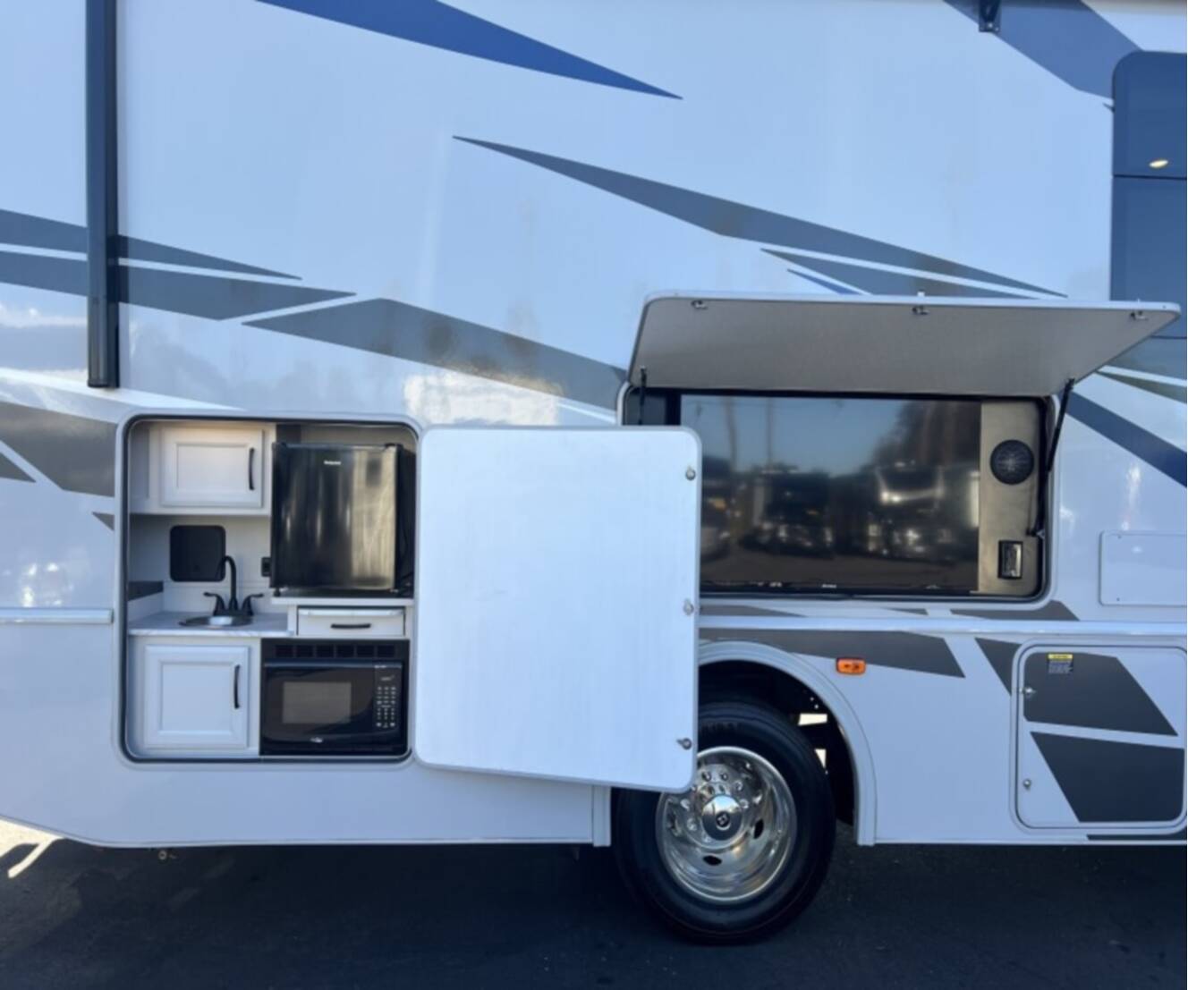 A photo of this 2024 Fleetwood FLAIR 29M