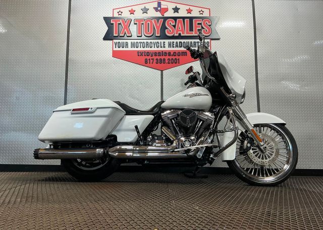 2016 Harley-Davidson Street Glide Base in Fort Worth, TX