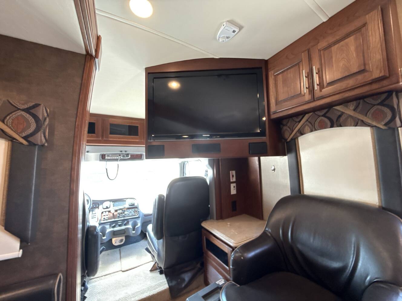 A photo of this 2013 Dynamax DX3 37BHHD