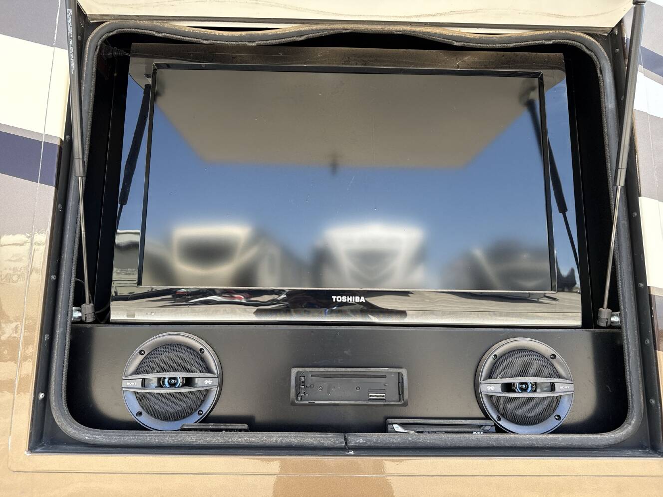 A photo of this 2013 Dynamax DX3 37BHHD