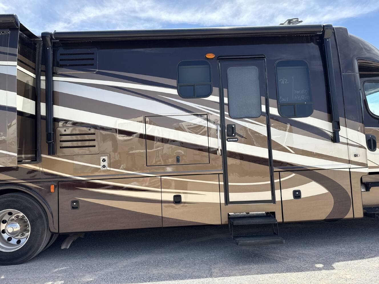 A photo of this 2013 Dynamax DX3 37BHHD