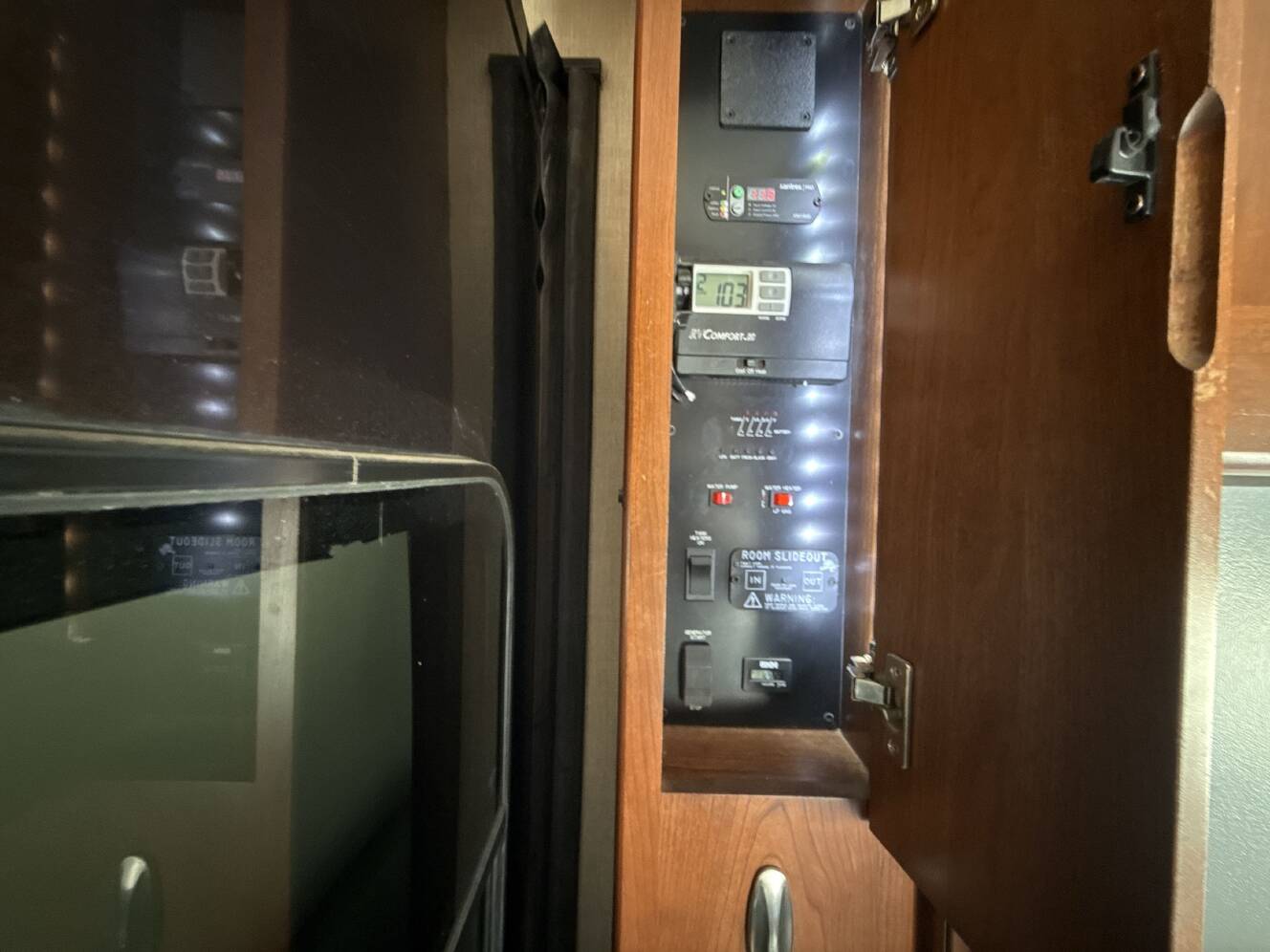 A photo of this 2013 Dynamax DX3 37BHHD