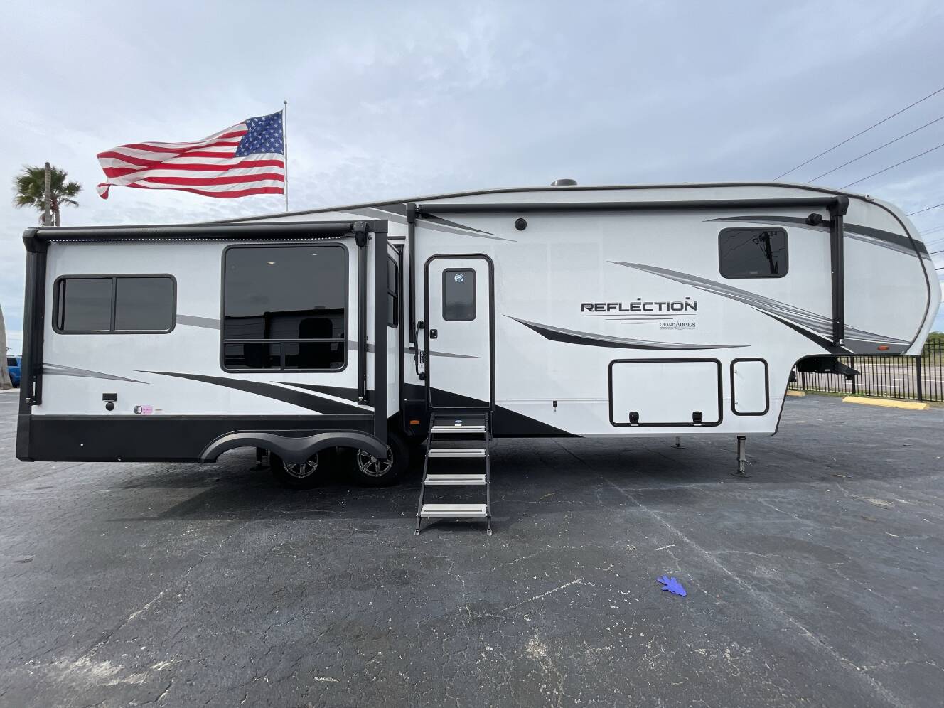 A photo of this 2023 Grand Design REFLECTION 337RLS