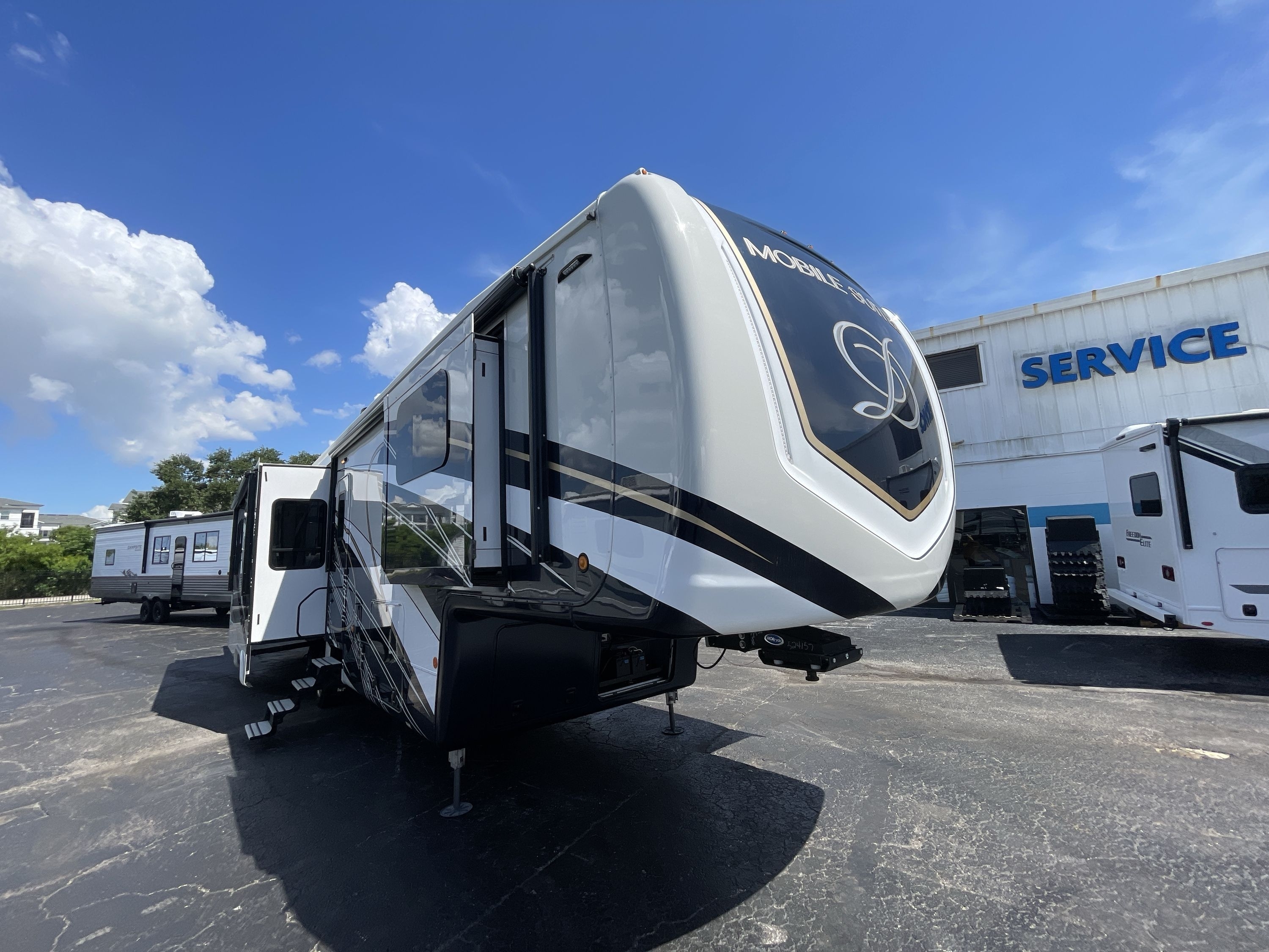 2024 DRV LUXURY SUITES MOBILE SUITES 40KSSB4 in pinellas park FL