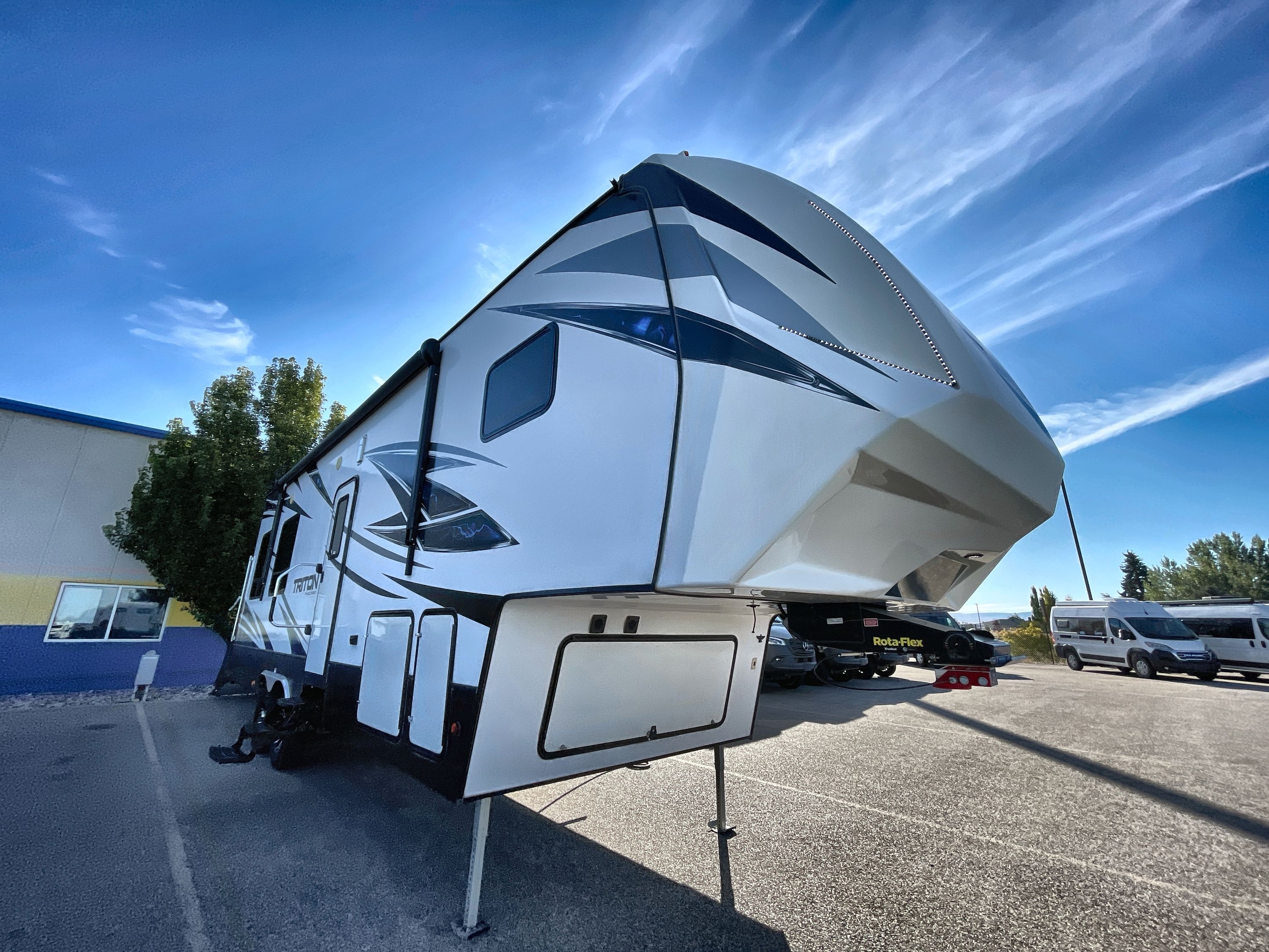 2019 Dutchmen TRITON 3001 Fifth Wheel Toy Hauler RV