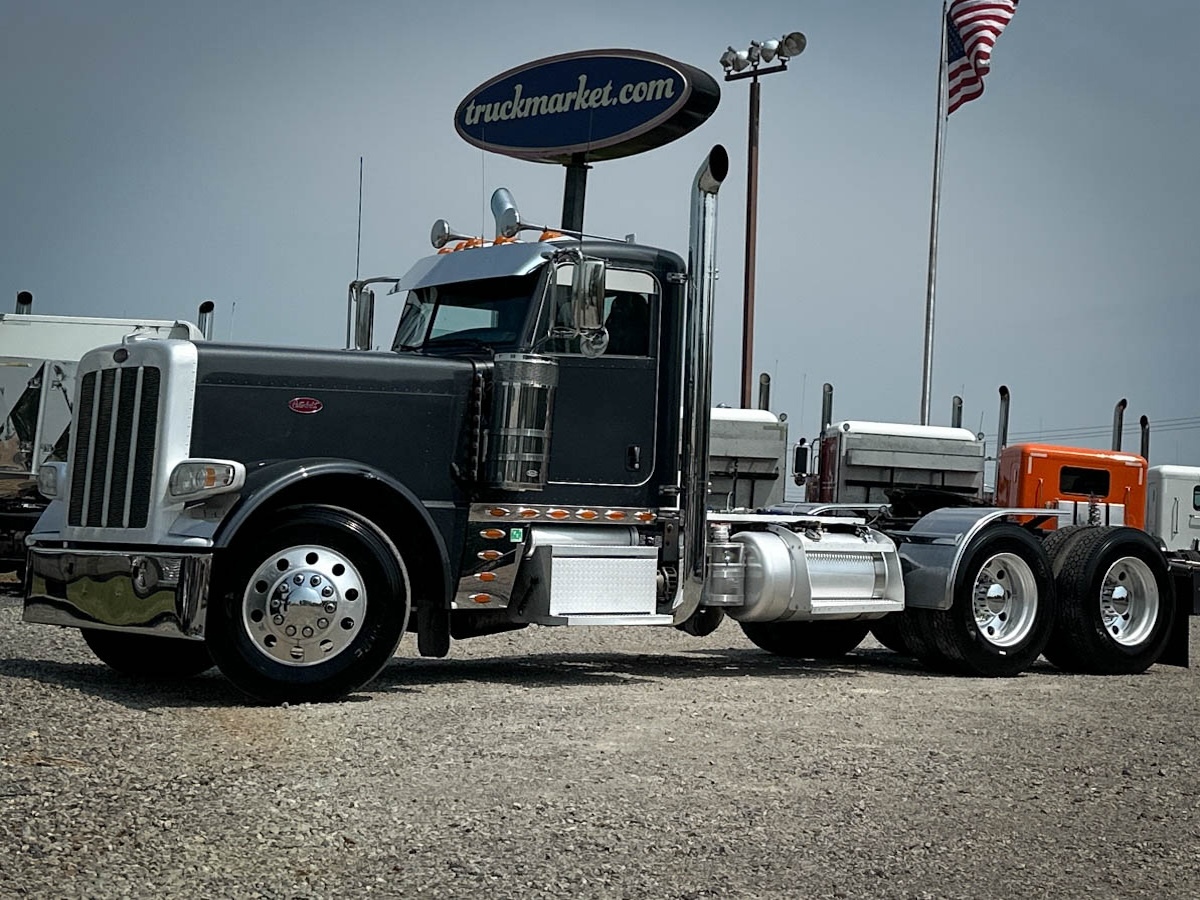 2015 PETERBILT 389 in Olive Branch, MS