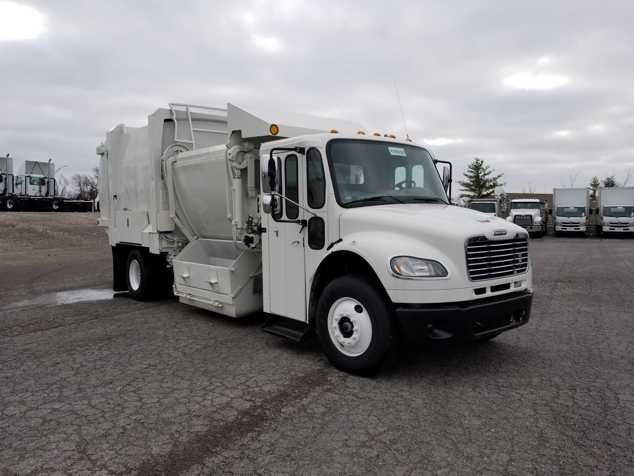 2011 FREIGHTLINER BUSINESS CLASS M2 106 in Canton, OH