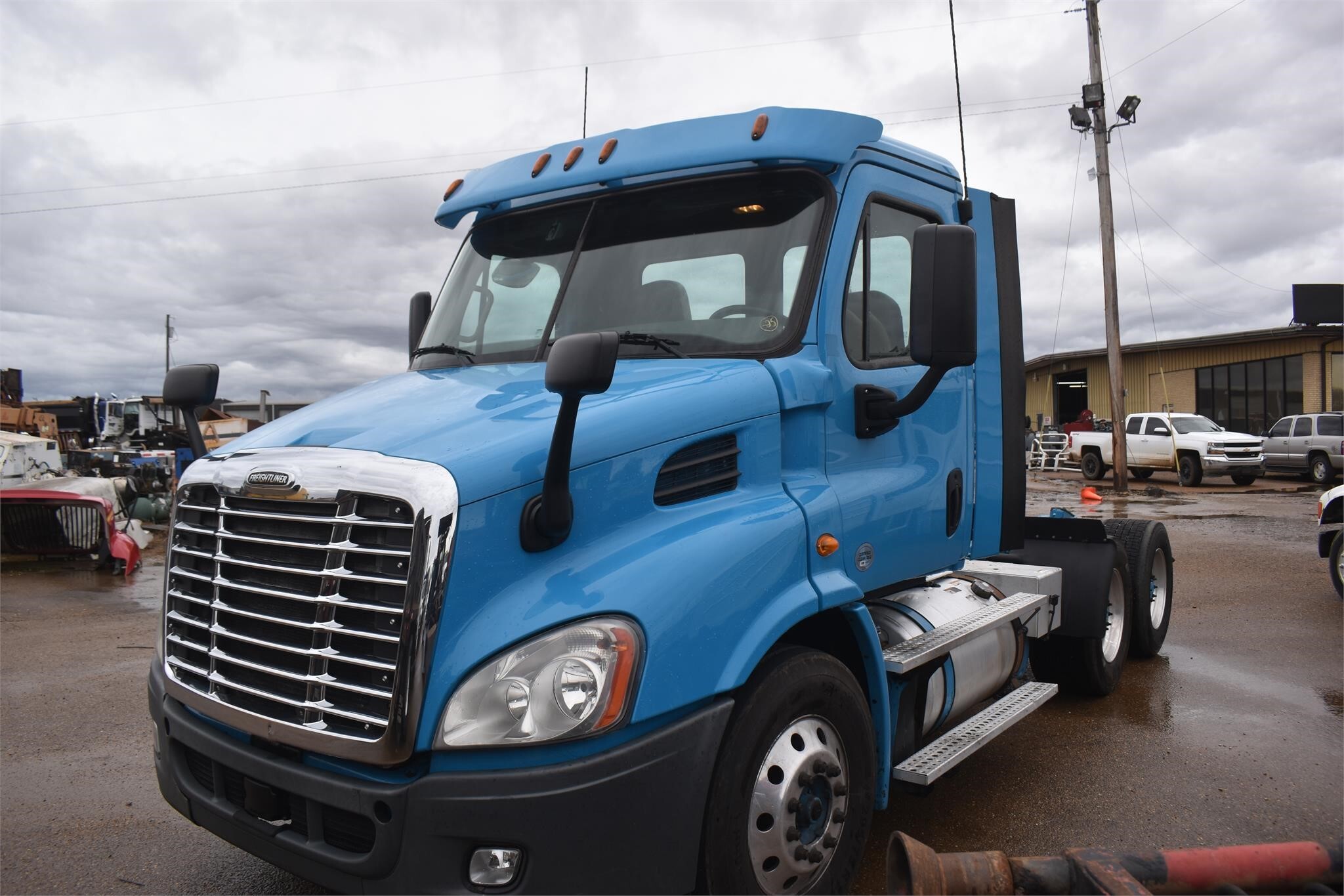 2015 FREIGHTLINER CASCADIA 113 in Covington, TN