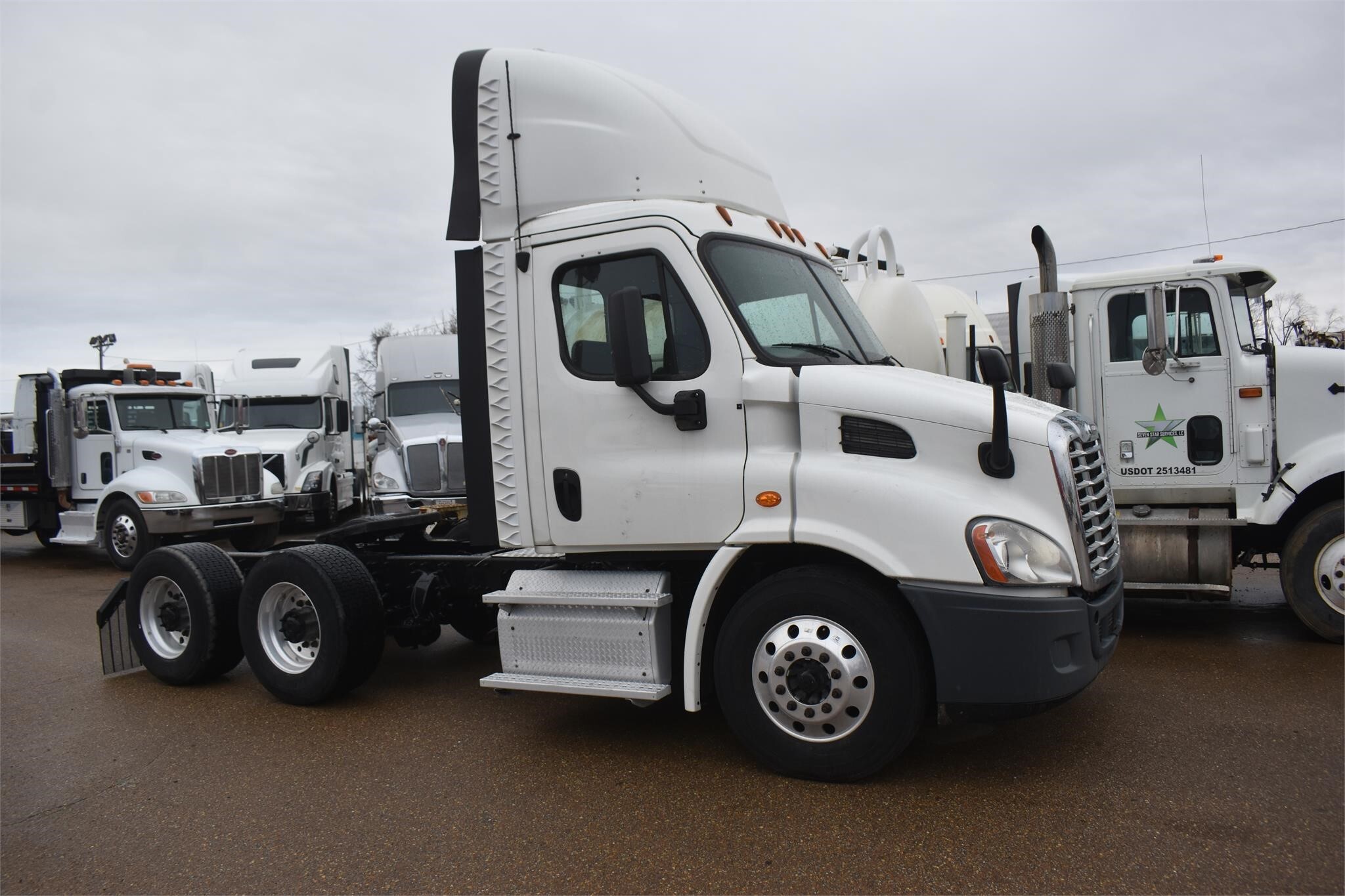 2018 FREIGHTLINER CASCADIA 113 in Covington, TN