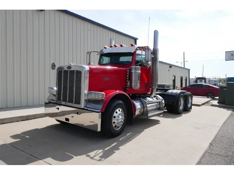 2017 PETERBILT 389