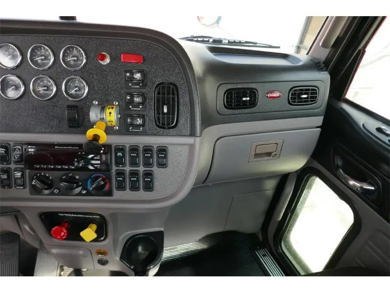 2017 PETERBILT 389