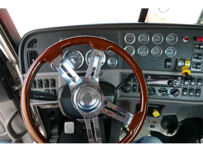 2017 PETERBILT 389