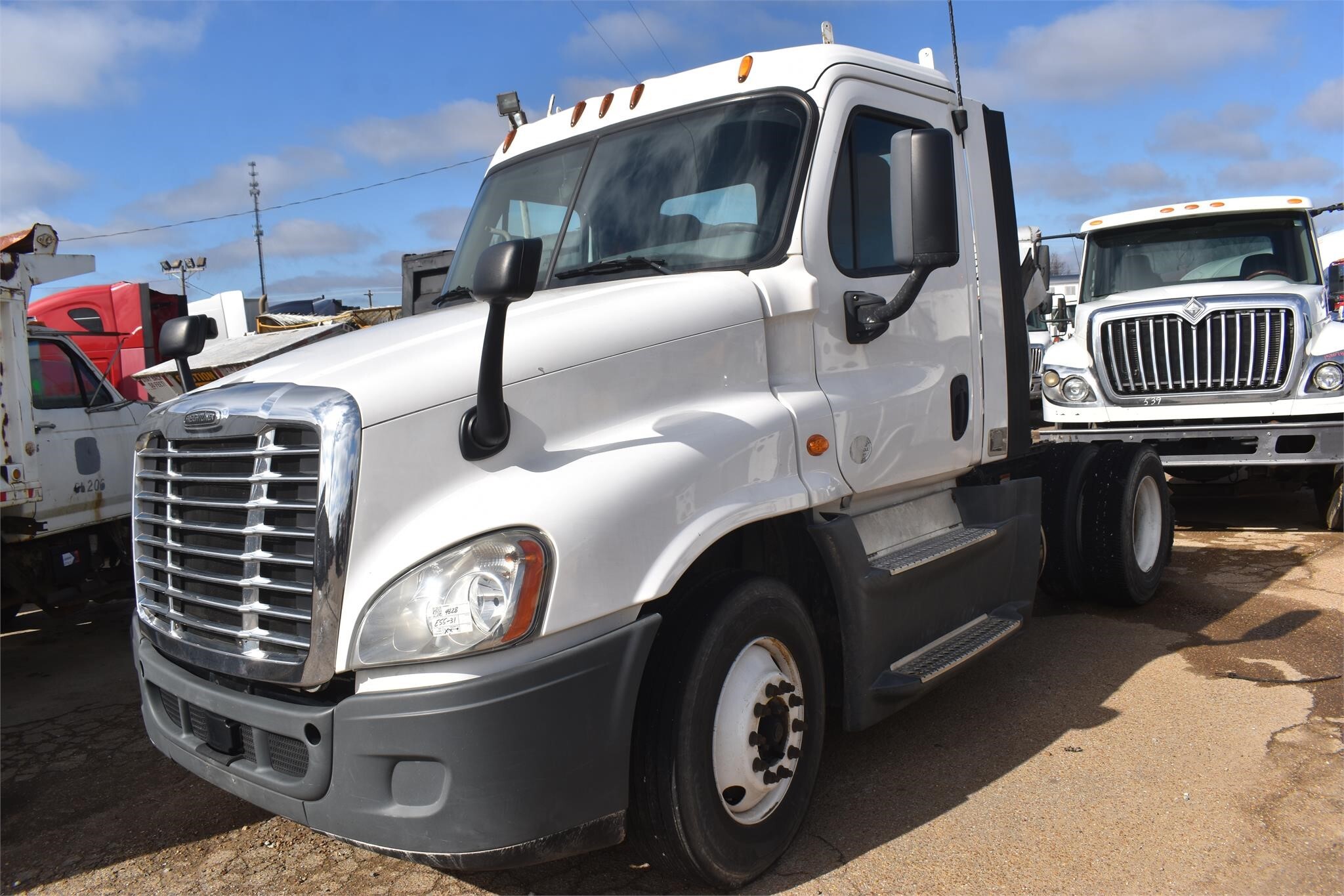 2015 FREIGHTLINER CASCADIA 125 in Covington, TN