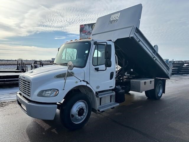 2012 FREIGHTLINER BUSINESS CLASS M2 106 in Lake Crystal, MN