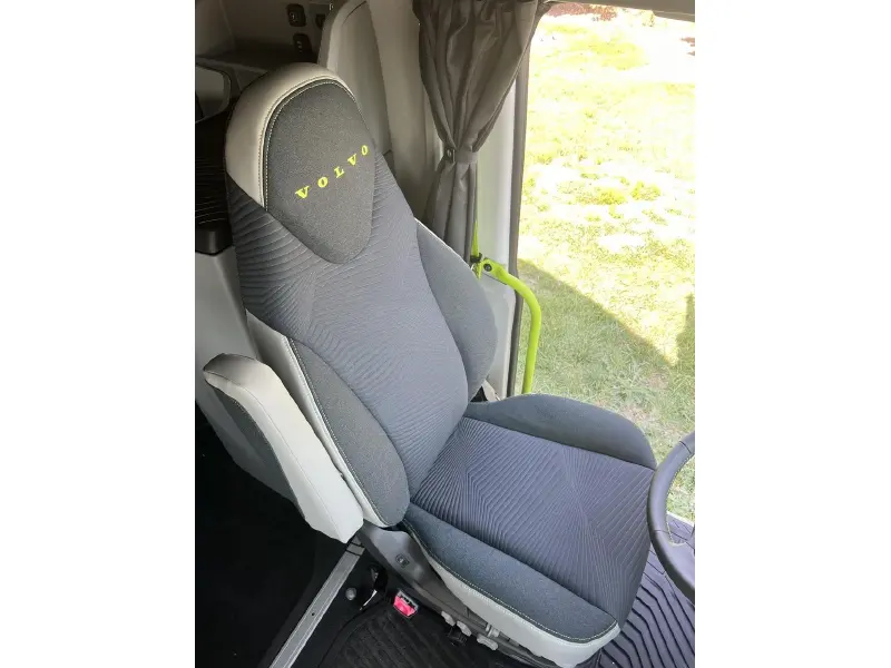 2025 VOLVO VNL64T860