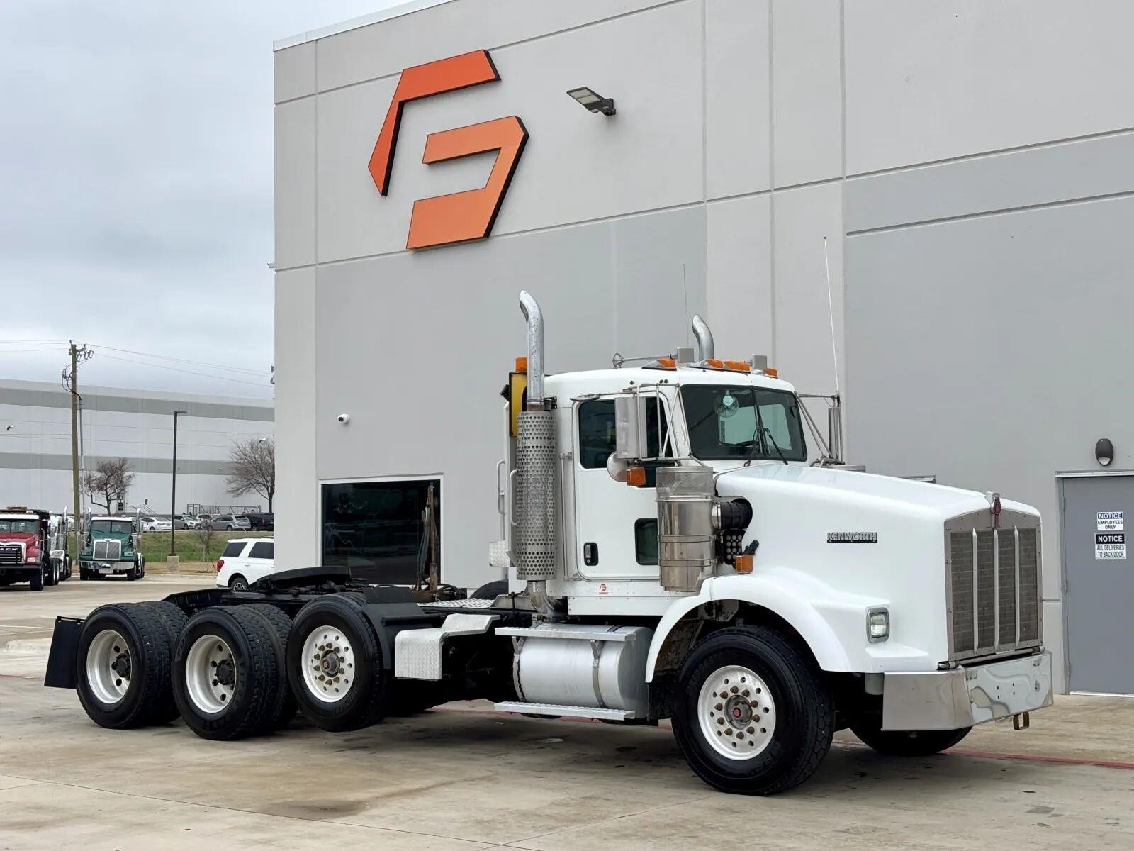 2005 KENWORTH T800 in Hutchins, TX