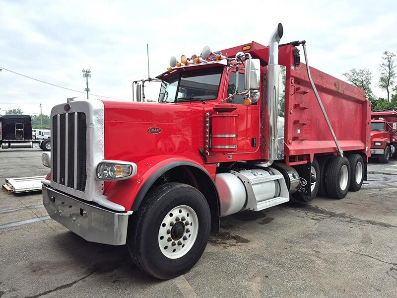 2019 PETERBILT 389 in Coopersburg, PA