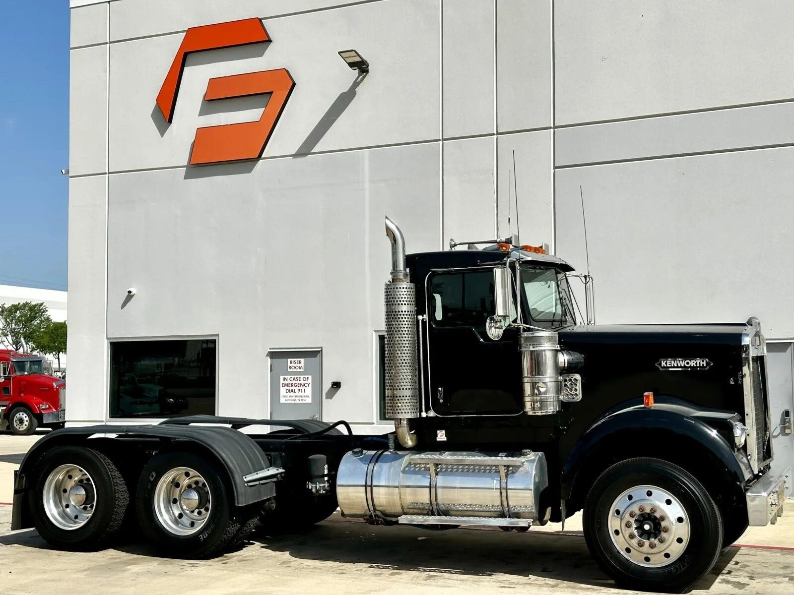 2003 KENWORTH W900 in Hutchins, TX