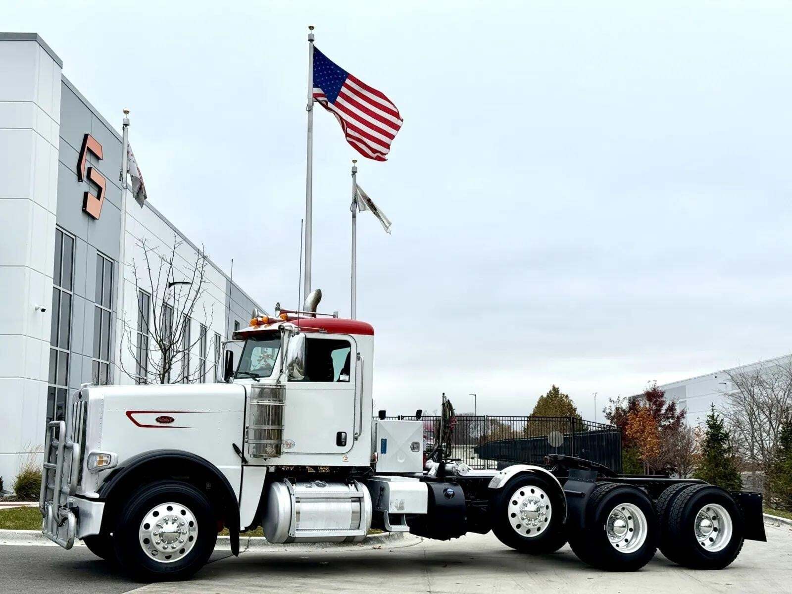 2023 PETERBILT 389 in New Lenox, IL