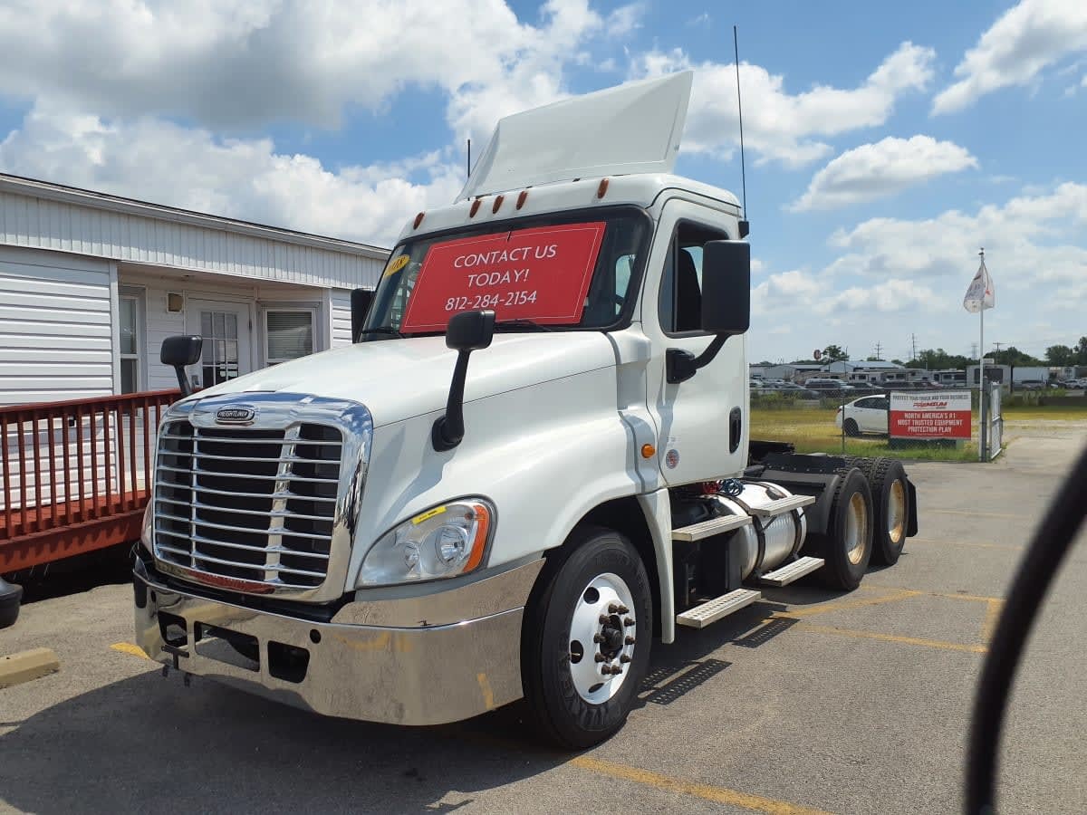 2018 FREIGHTLINER CASCADIA 125 in Clarksville, IN