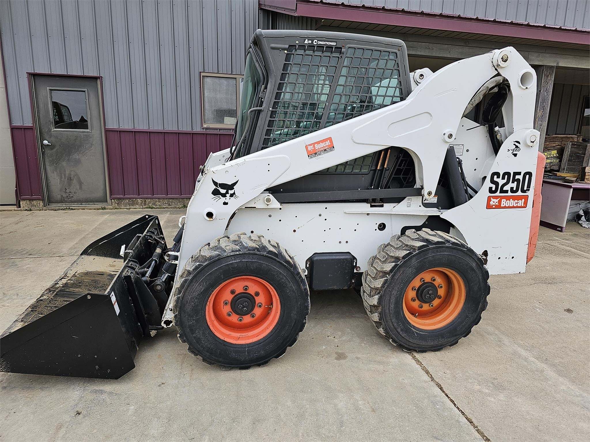 2011 BOBCAT S250 in Caledonia, MN