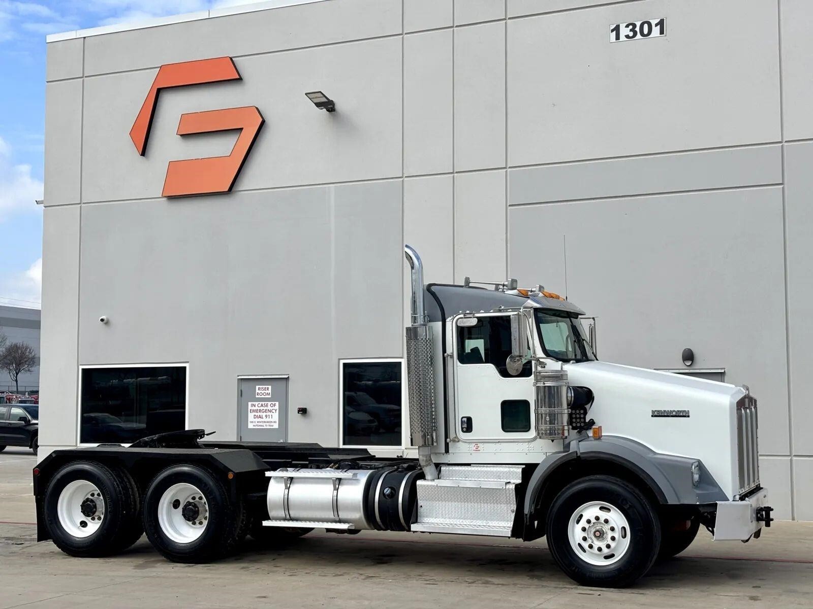 2013 KENWORTH T800 in Hutchins, TX