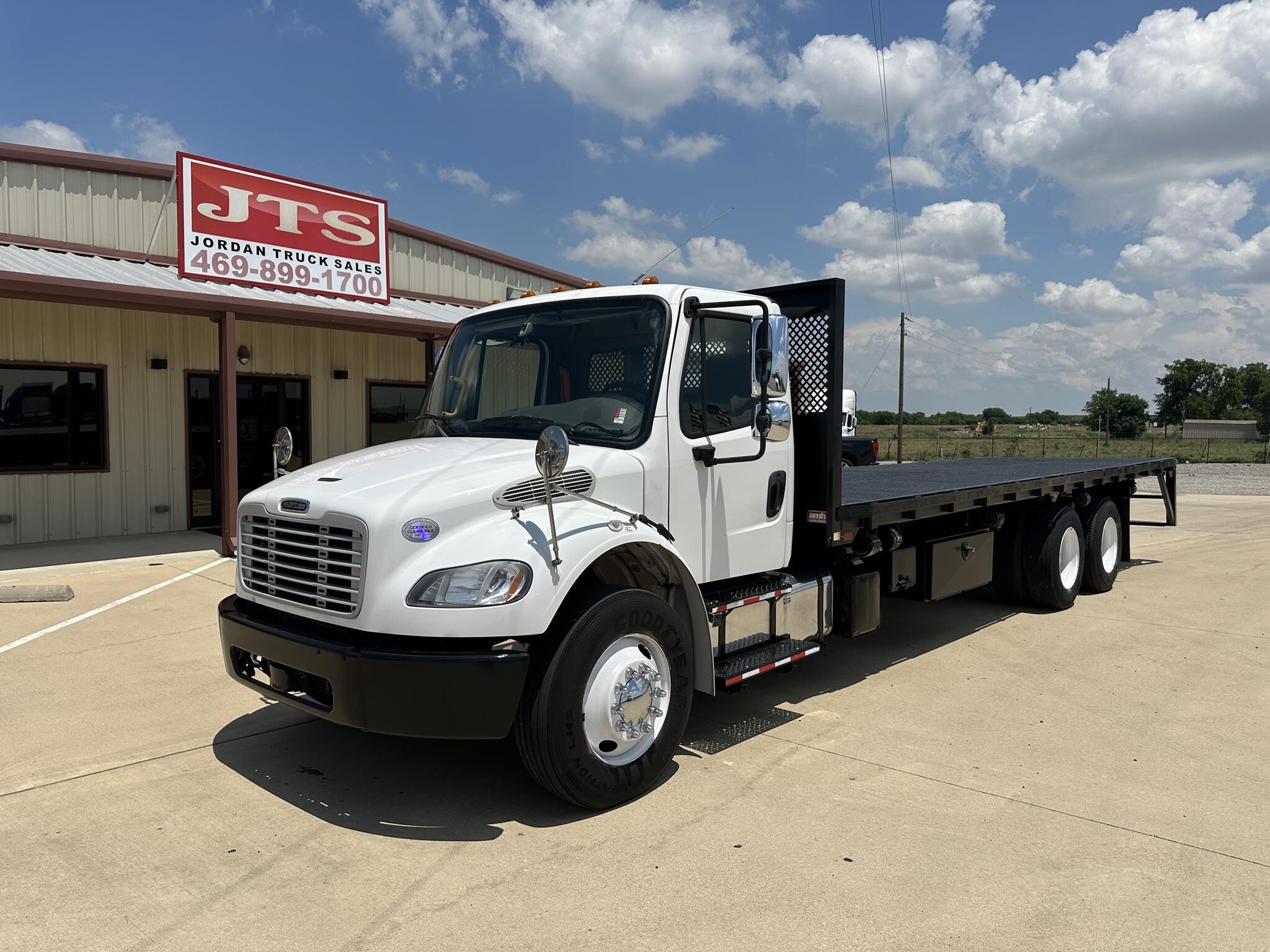 2021 FREIGHTLINER BUSINESS CLASS M2 106 in Rhome, TX