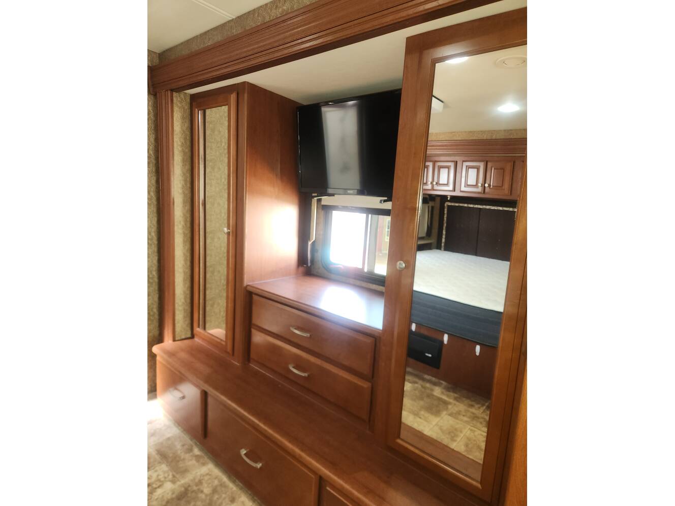 A photo of this 2013 Thor Motor Coach PALAZZO 36 1