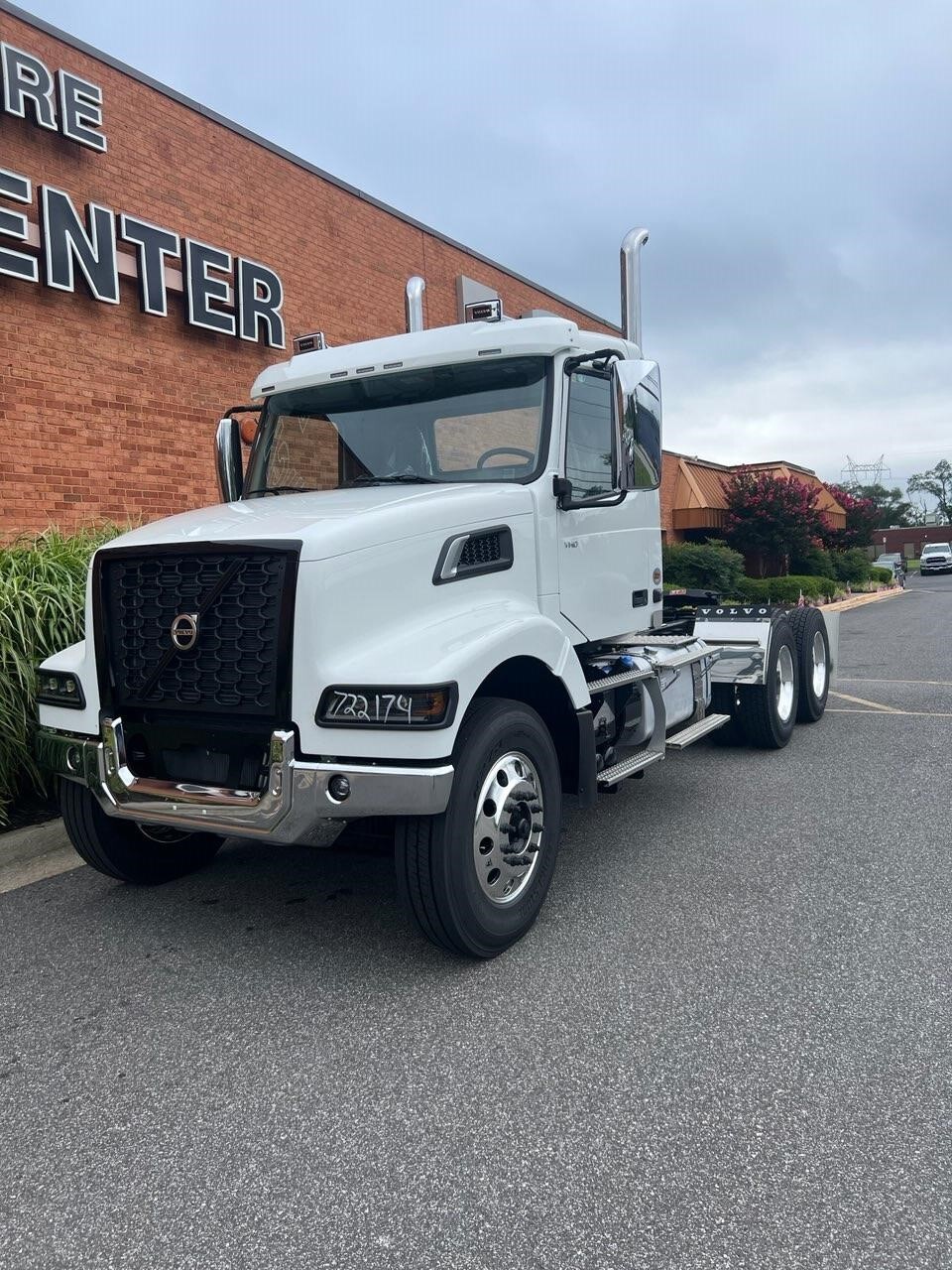 2027 VOLVO VHD64FT300 in Chesapeake, VA