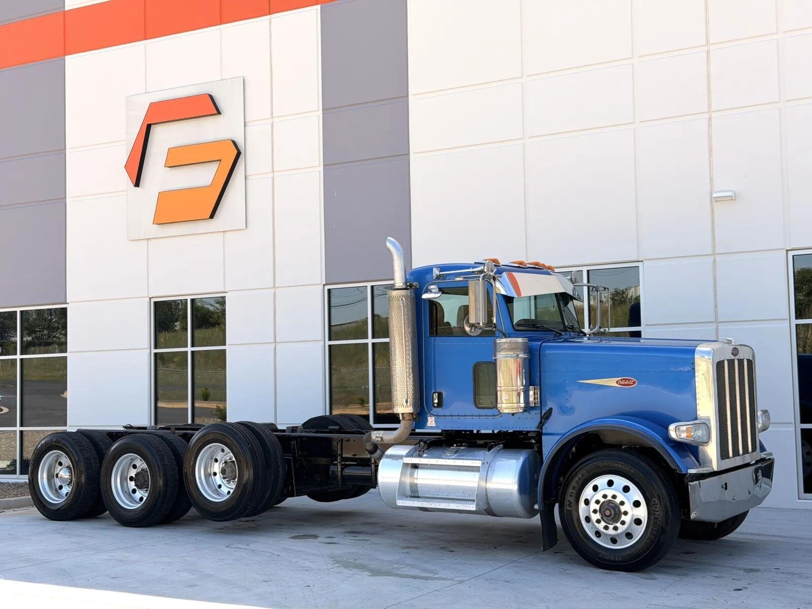 2016 PETERBILT 389 in Greer, SC
