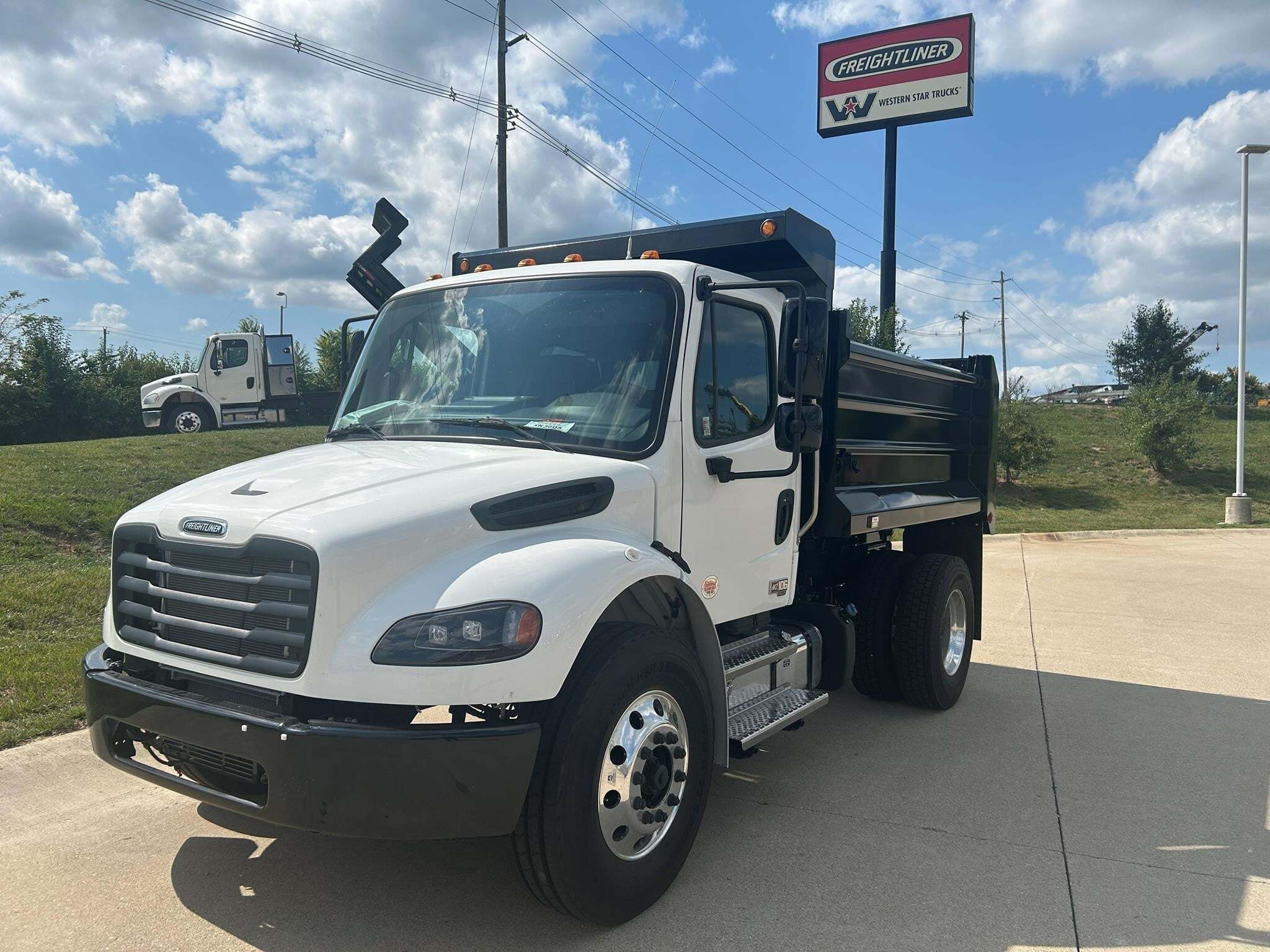 2027 FREIGHTLINER BUSINESS CLASS M2 106 in Walton, KY