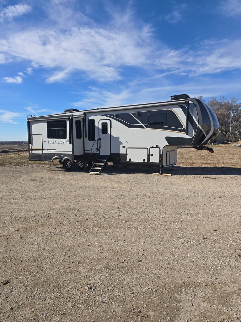 2024 Keystone Avalanche 338GK in macedonia IA