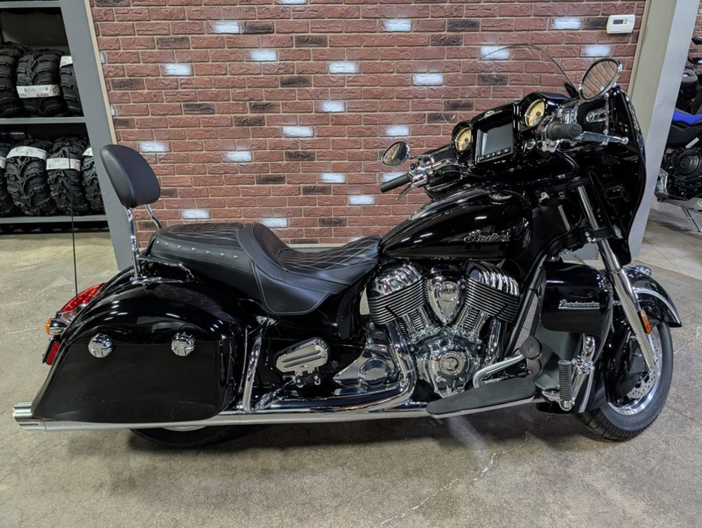 2019 Indian Roadmaster Icon Series Dirt Track Smoke/Thunder Blac in Dimondale, MI