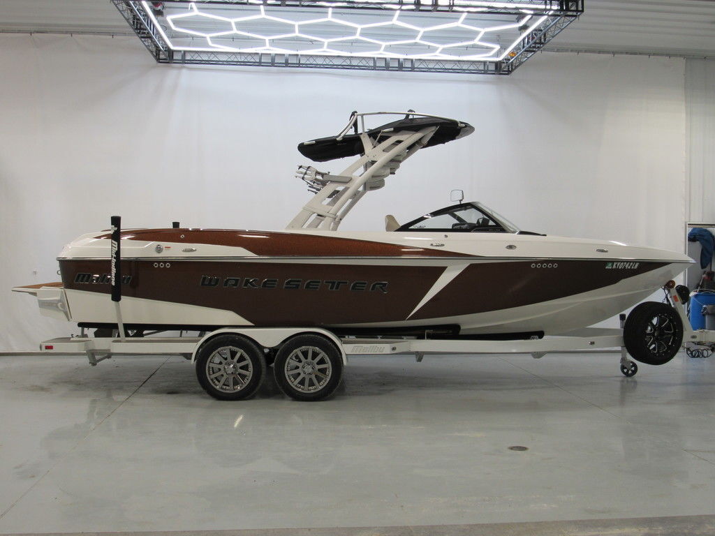 2016 Malibu Boats 25 LSV in atlanta IN