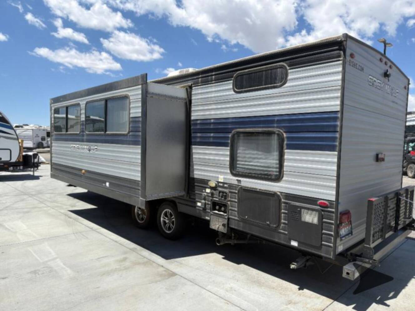 A photo of this 2022 Cherokee Cherokee Grey Wolf 26DBH