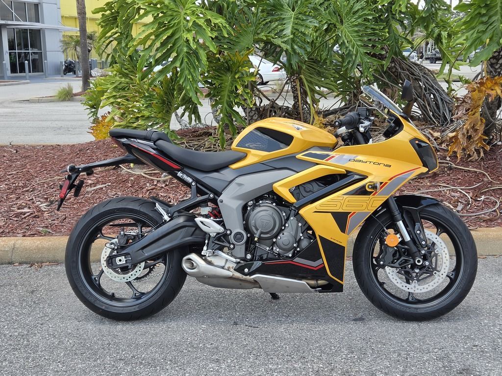 2026 Triumph Daytona 660 Cosmic Yellow / Sapphire Black 660 in Lakeland, FL