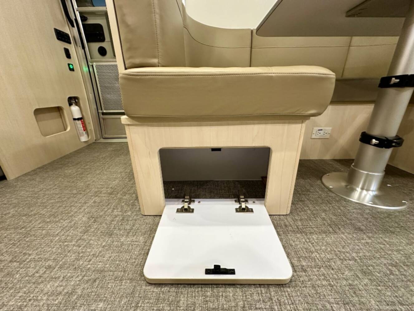 A photo of this 2023 Airstream Flying Cloud 30FB Bunk