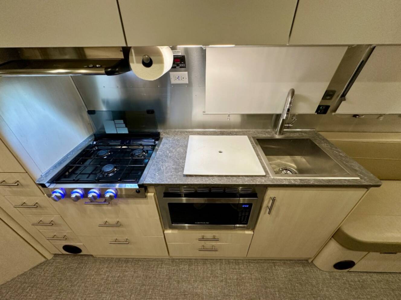 A photo of this 2023 Airstream Flying Cloud 30FB Bunk