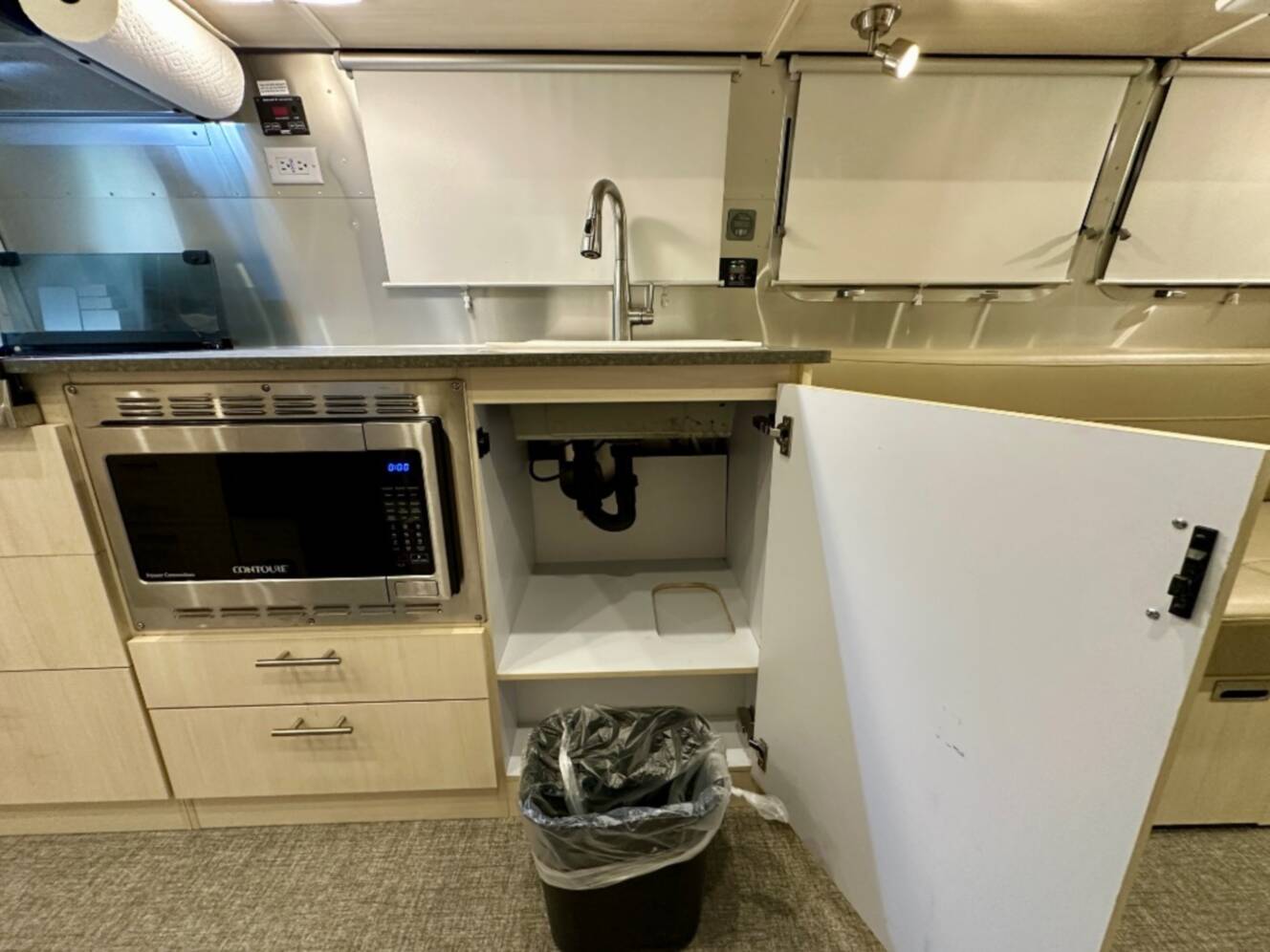 A photo of this 2023 Airstream Flying Cloud 30FB Bunk