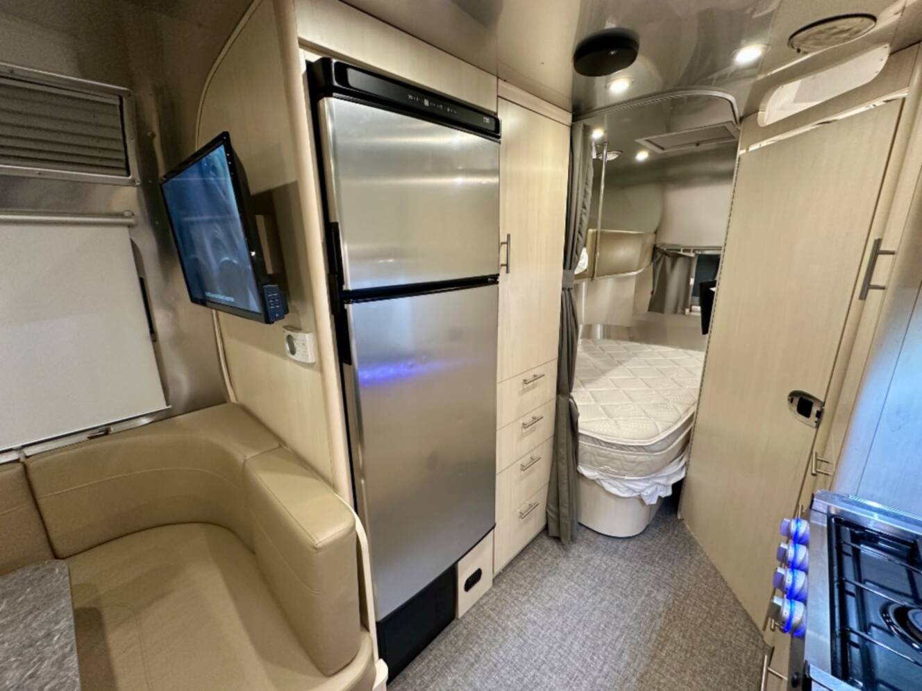 A photo of this 2023 Airstream Flying Cloud 30FB Bunk