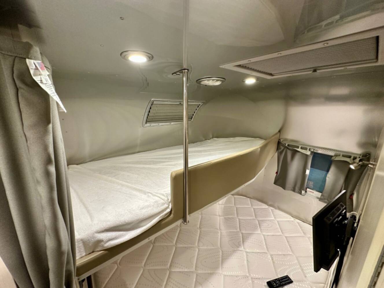A photo of this 2023 Airstream Flying Cloud 30FB Bunk