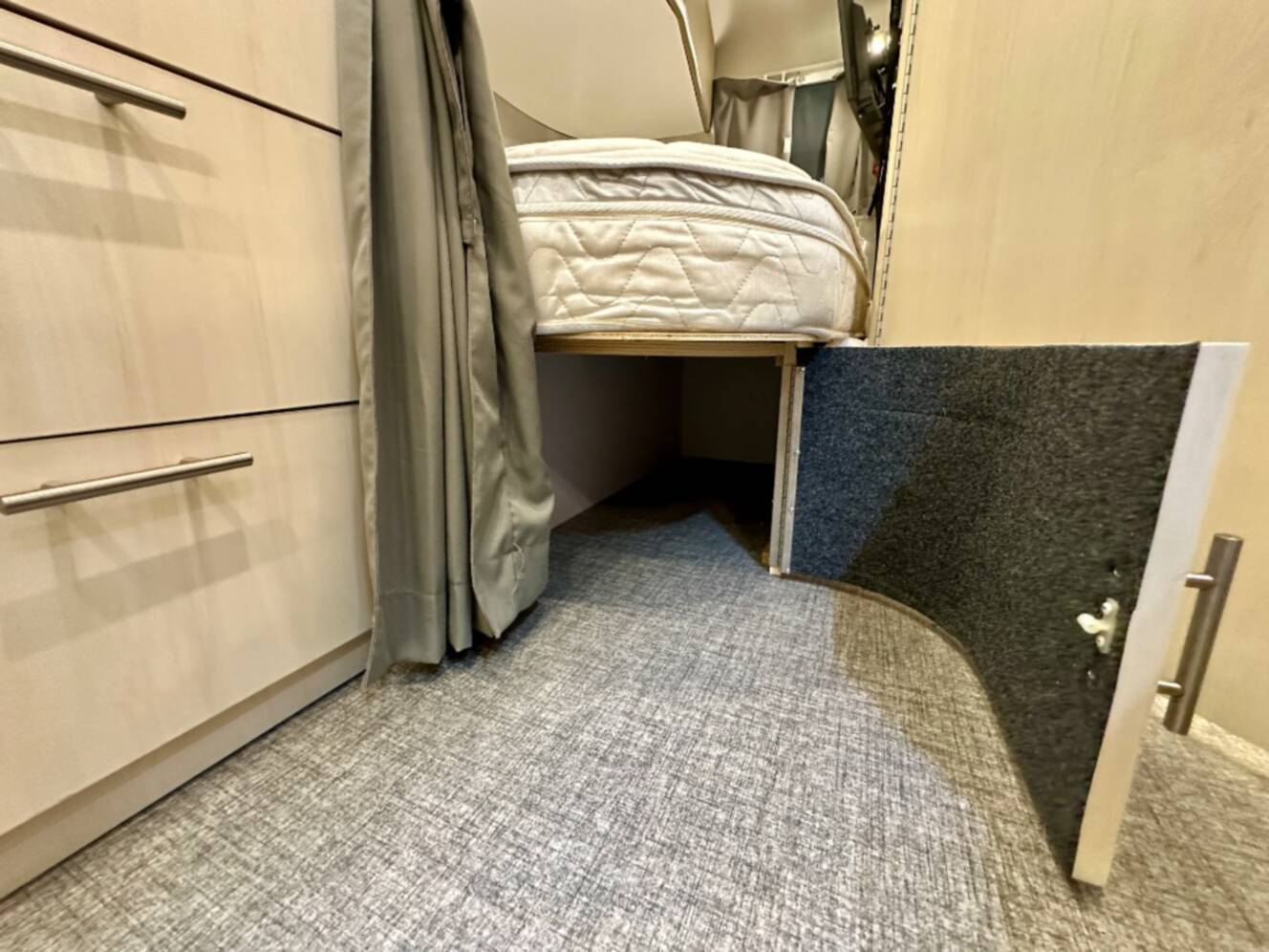 A photo of this 2023 Airstream Flying Cloud 30FB Bunk