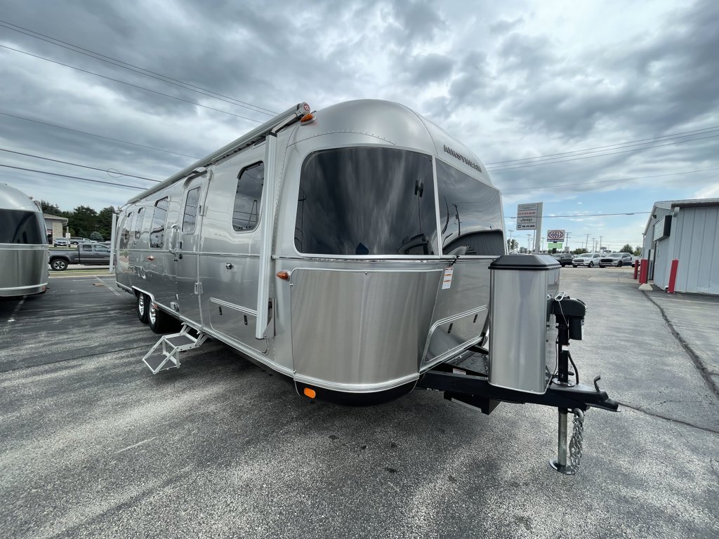 2022 Airstream Classic 33FB Twin in hales corners WI