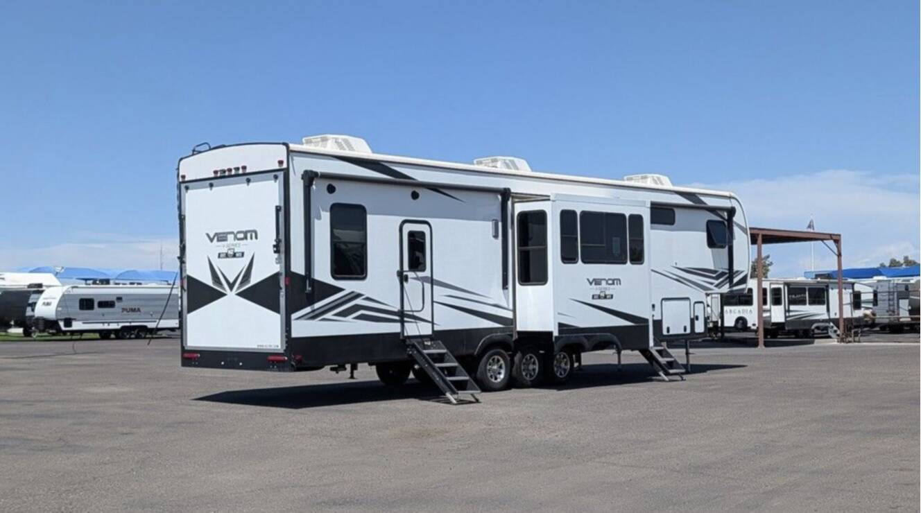 A photo of this 2021 Kz Venom V-Series V3815TK